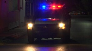 Se observa una patrulla y es de noche, se ve que está sobre una calle.