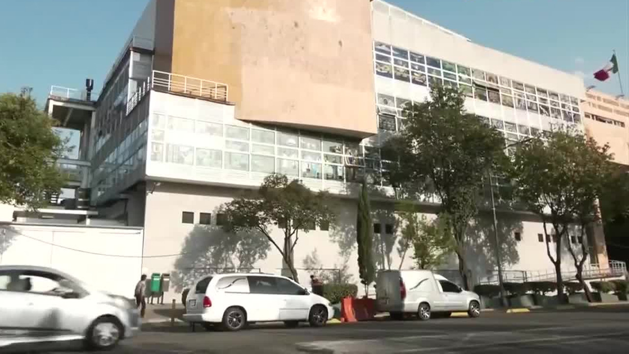 Vecinos, comerciantes y transeúntes denuncian fuertes malos olores en inmediaciones del Instituto de Ciencias Forenses.