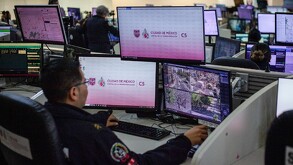 Un operado sentado frente a monitores que muestran las cámaras del C5 capitalino