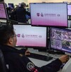 Un operado sentado frente a monitores que muestran las cámaras del C5 capitalino