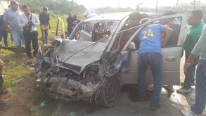 Imagen del auto que se vio involucrado en un siniestro vial que dejó a un padre muerto y a sus hijas heridas.