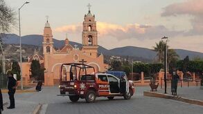 Imágenes del momento en el que detienen a tres personas por extorsión en Santiago Miahuatlán, Puebla.