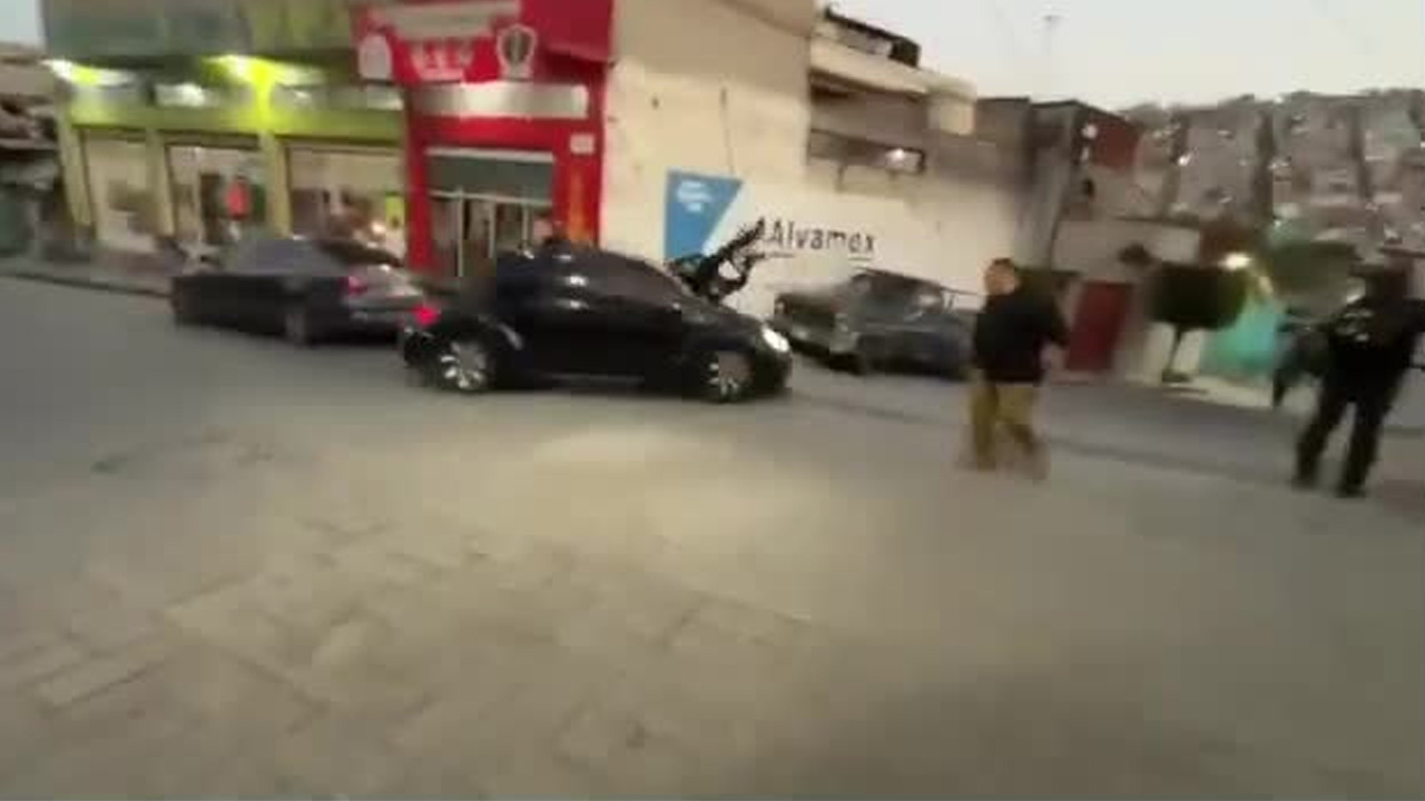 Durante un operativo en Ecatepec, un conductor atropelló a un policía para evadir la revisión.