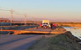 Foto de residentes de la zona presenciando el accidente de motociclista en el ejido Guadalupe Victoria.
