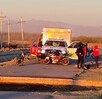 Foto de residentes de la zona presenciando el accidente de motociclista en el ejido Guadalupe Victoria.