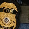 Un agente federal lleva una placa del Servicio de Inmigración y Control de Aduanas en Nueva York
