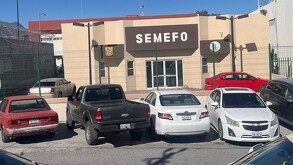 Se observa una fachada color beige con café y unas letras que dicen SEMEFO.