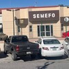 Se observa una fachada color beige con café y unas letras que dicen SEMEFO.