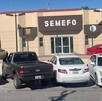 Se observa una fachada color beige con café y unas letras que dicen SEMEFO.