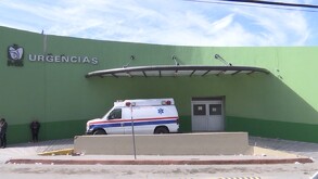 Se observa una fachada color verde con blanco, dice un letrero Urgencias.