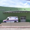Se observa una fachada color verde con blanco, dice un letrero Urgencias.