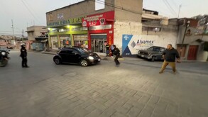 Conductor arrollando a un policía de tránsito municipal de Ecatepec.