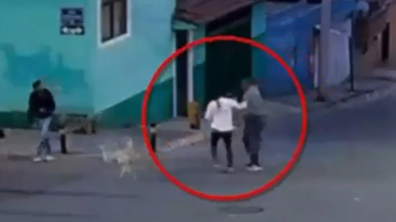 Un hombre fue captado intentando atacar a perros callejeros con un machete en Puebla.