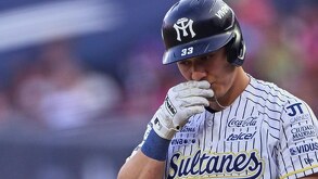 José Cardona portando la camiseta de Sultanes en un partido.