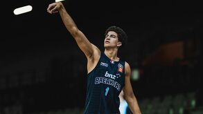 Karim López calentando antes de un partido con los New Zealand Breakers.
