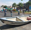 Lanchas bloqueando la Avenida Federalismo en Guadalajara con cientos de manifestantes con redes de pescar y carteles de protesta