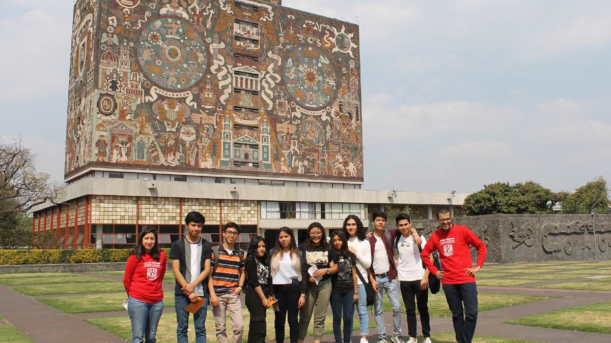 Estudiantes de la UNAM en un proyecto académico
