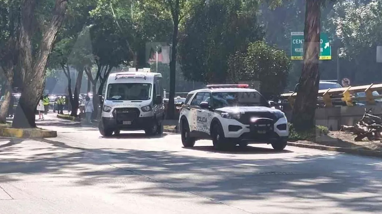 Un taxi embistió a una pareja de motociclistas en Río Churubusco, frente a Plaza Mítikah, en Ciudad de México.
