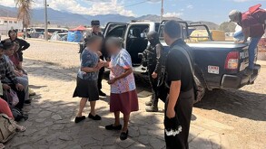 Dos adultas mayores con los rostros censurados con blur con policías del Estado de Jalisco y una patrulla a un costado