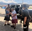 Dos adultas mayores con los rostros censurados con blur con policías del Estado de Jalisco y una patrulla a un costado