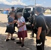 Dos adultas mayores con los rostros censurados con blur con policías del Estado de Jalisco y una patrulla a un costado