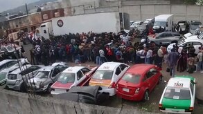 Personas amontonadas junto de un tráiler en un corralón de Xalapa.