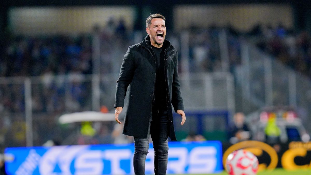 Nicolás Larcamón reclamando en el Mazatlán vs Cruz Azul de Jornada 12 del Clausura 2026.