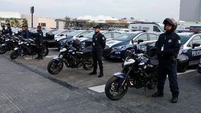 policías de puebla a un costado de sus patrullas