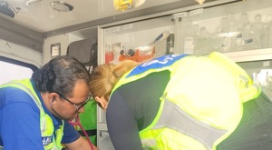 Joven en patines resulta lesionada tras chocar contra camión en Hacienda Narro; fue trasladada al IMSS en código amarillo.