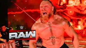 Penta cargando el Campeonato Intercontinental en Raw.