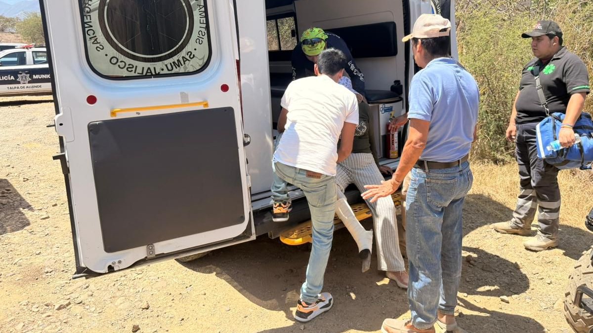 Paramédicos brindando atención médica a una mujer con el tobillo fracturado dentro de una ambulancia de SAMU Jalisco