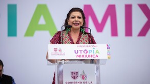 Clara Brugada para detrás de un atril inaugura la Utopía de la Magdalena Mixhuca