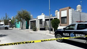 Se observan varias fachadas de casas y una cinta amarilla de precaución.