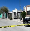 Se observan varias fachadas de casas y una cinta amarilla de precaución.