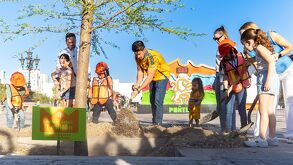 Samuel García y Mariana Rodríguez plantan árbol  un millón