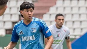 Santiago Castrillón disputando un partido con Millonarios en Colombia.