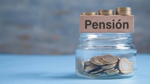 Jarro con dinero ahorrado para pensión