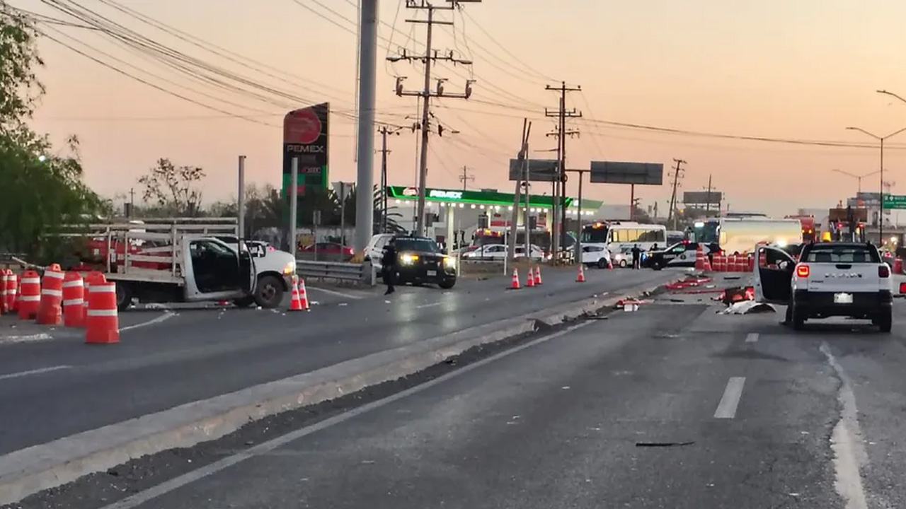 Un autobús embistió a trabajadores de recarpeteo en la carretera a Laredo, en Apodaca, dejando un muerto y varios lesionados.