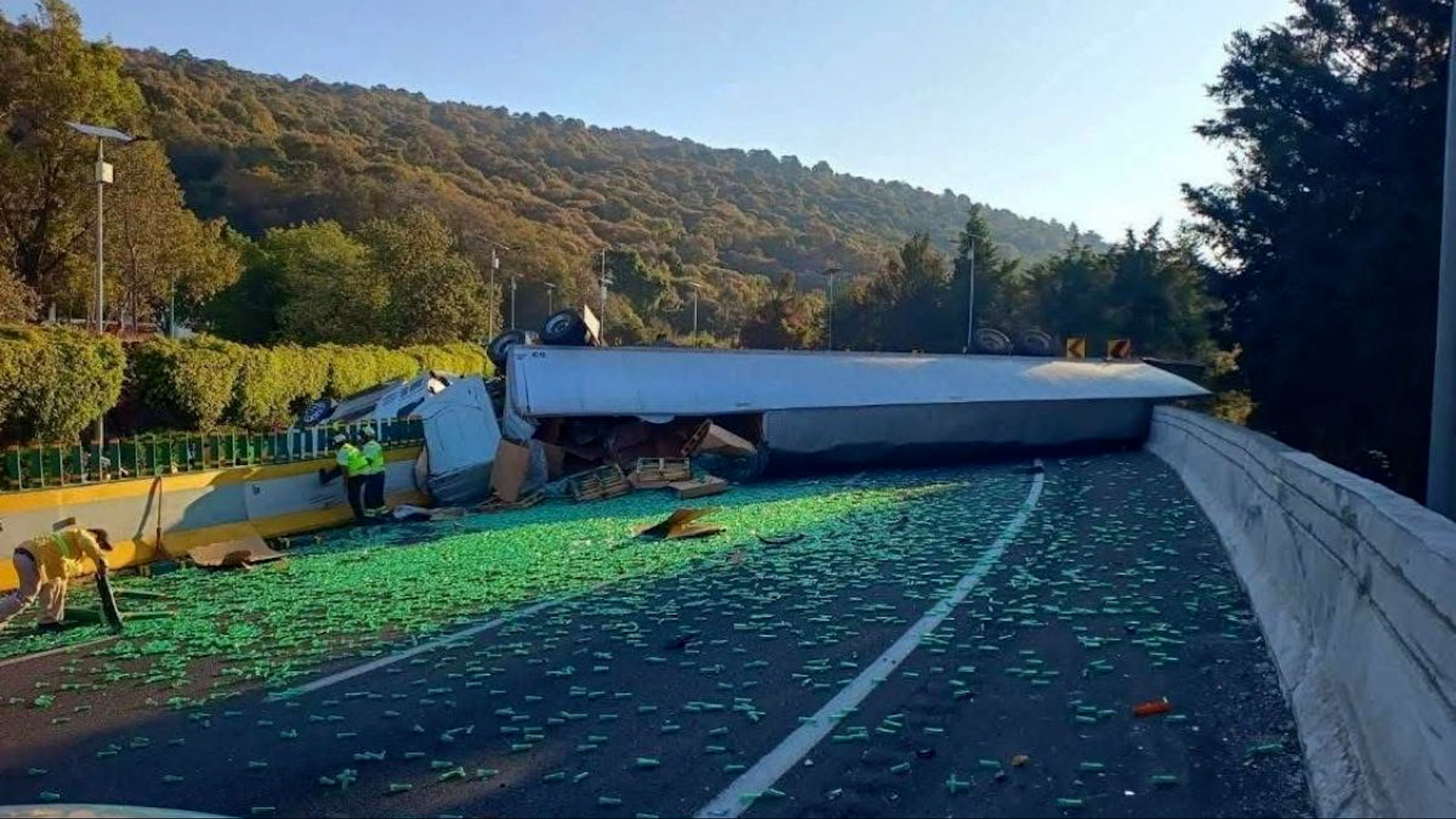Grave accidente en la autopista México-Cuernavaca hoy. Un tráiler volcó en las curvas de La Pera dejando un muerto y cierre total de la circulación.