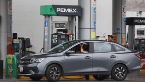 Automóvil carga gasolina en una gasolinera de PEMEX