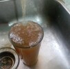 Vaso con agua sucia que sale de la llave en Tlaquepaque