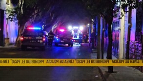 Vehículo quedó completamente calcinado tras incendio en el centro de Guadalajara.