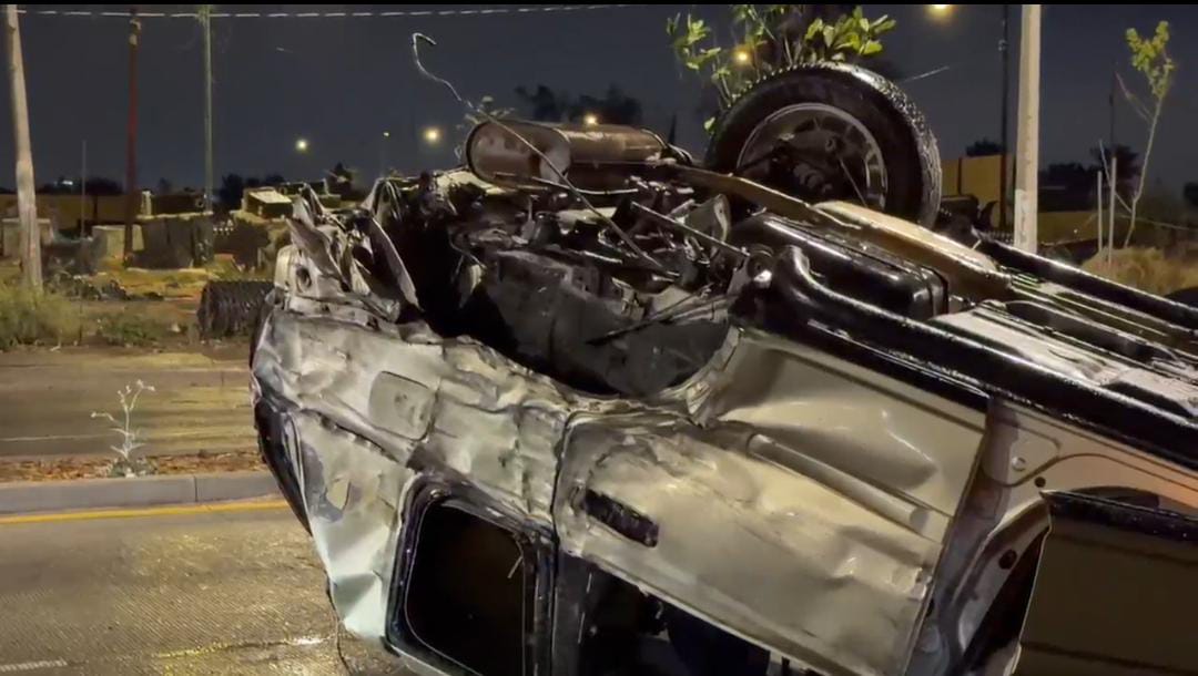 Un conductor ebrio y a exceso de velocidad provoca un aparatoso accidente vial en Tlaquepaque