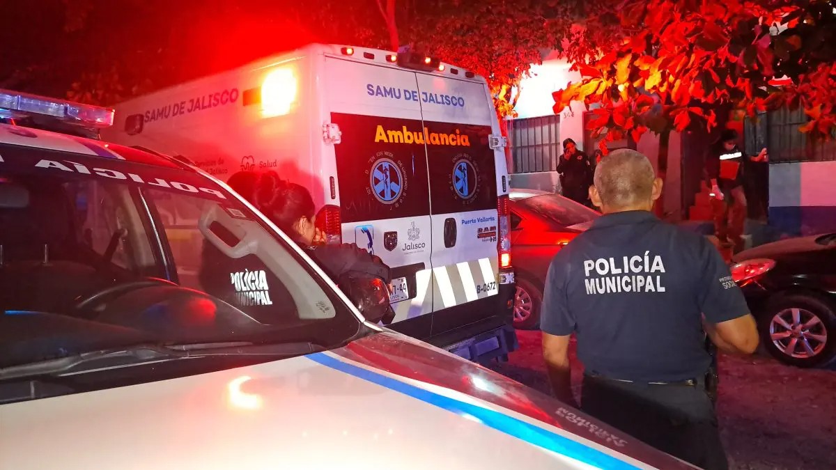 Policías de Puerto Vallarta junto a una patrulla y una ambulancia de SAMU Jalisco con la sirena encendida en medio de una calle