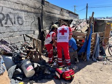Equipo de emergencia y material de trabajo en el exterior de una vivienda donde ocurrió un accidente durante labores de limpieza.