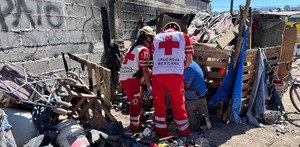 Equipo de emergencia y material de trabajo en el exterior de una vivienda donde ocurrió un accidente durante labores de limpieza.