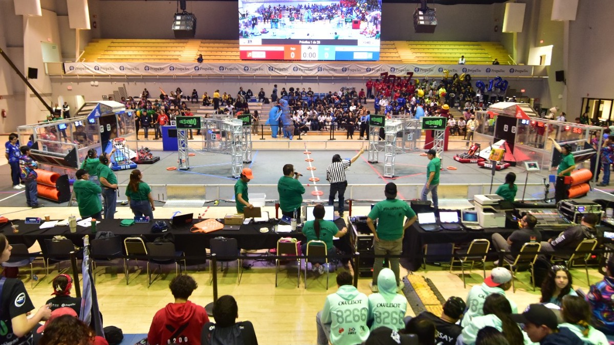 Multitud de personas menores de edad con robots