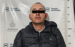 Hombre detenido con línea negra en los ojos