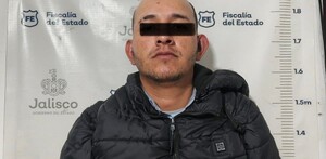 Hombre detenido con línea negra en los ojos