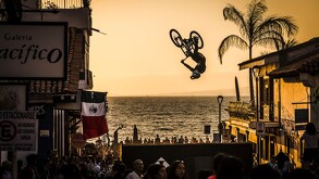 Downhill y acrobacias en Puerto Vallarta frente a la playa
